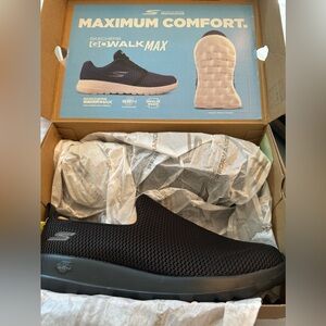 Men’s black Sketchers size 11.5 Go Walk Max shoes new in box.
